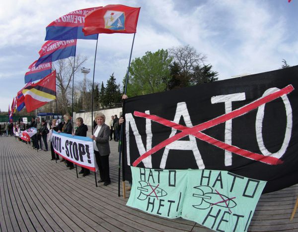 Жители Севастополя встретили американский фрегат акцией протеста