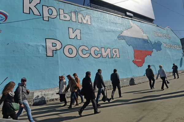 Патриотические граффити в Москве о воссоединении Крыма и России