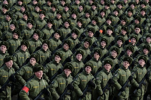 Совместная тренировка пеших и механизированных колонн перед Парадом Победы