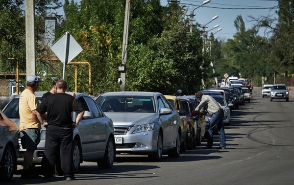Число выезжающих на Украину машин на КПП Донецк значительно возросло
