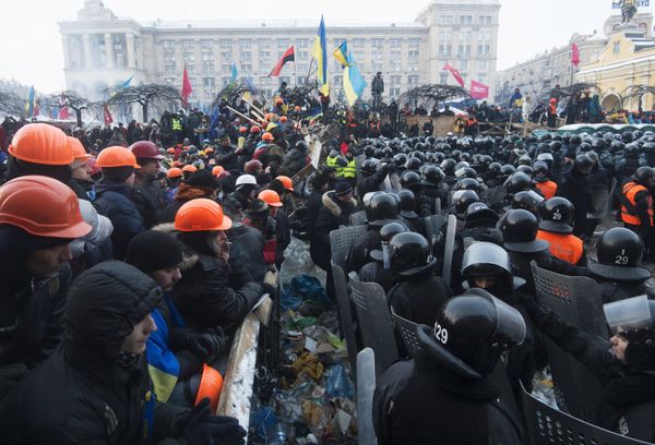 Внутренние войска начали штурм лагеря митингующих на Майдане