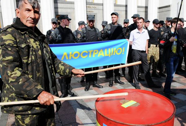 Пикет в поддержку закона о люстрации власти в Киеве Пикет в поддержку закона о люстрации власти в Киеве