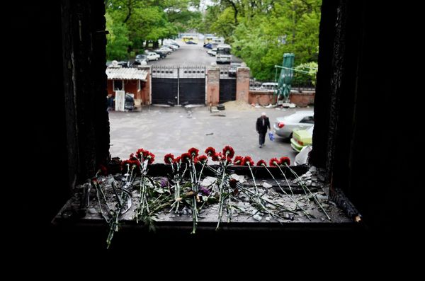 Жители Одессы несут цветы в память о погибших во время пожара в Доме профсоюзов Жители Одессы несут цветы в память о погибших во время пожара в Доме профсоюзов