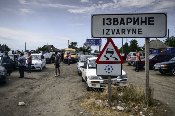 Беженцы на пограничном пункте пропуска Изварино в Луганской области