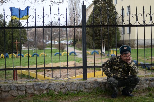 Переговоры украинских военных с представителями самообороны Севастополя на территории аэродрома Бельбек