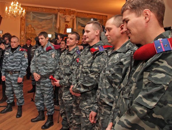 Девять бойцов Беркута получили паспорта России в Крыму Девять бойцов Беркута получили паспорта России в Крыму