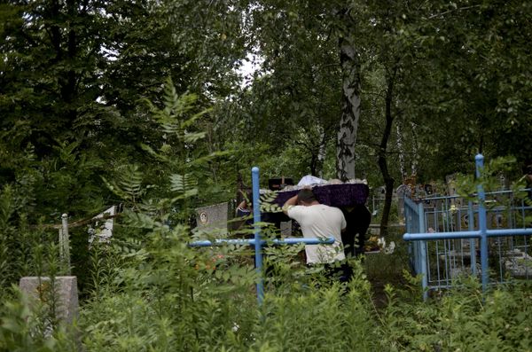 Последствия артиллерийского обстрела города Приволье в Луганской области