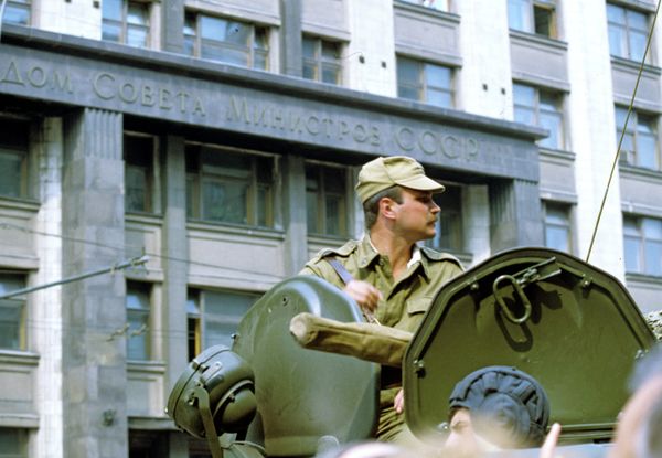 Военная техника у Дома Совета Министров СССР