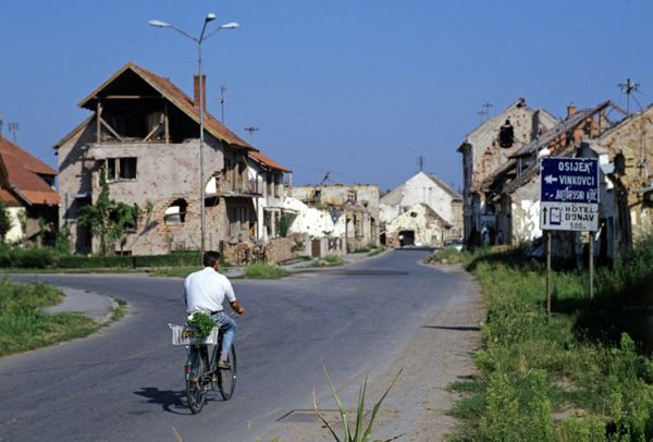 Обстрелянная улица города Вуковар