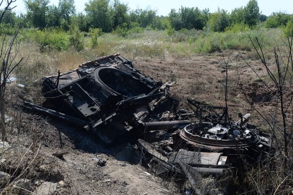 Уничтоженная ополченцами на въезде в Донецк техника украинской армии Уничтоженная ополченцами на въезде в Донецк техника украинской армии