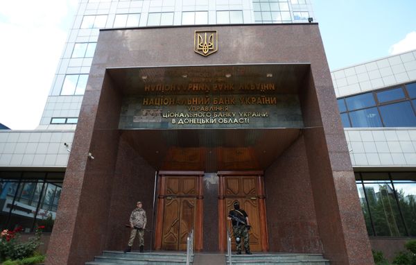 Вооруженные люди заняли здание управления Нацбанка Украины Вооруженные люди заняли здание управления Нацбанка Украины