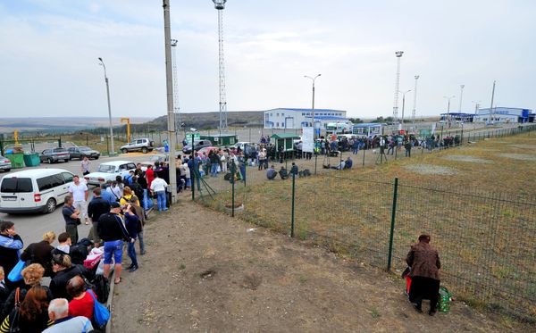 Украинские беженцы на погранпереходе в Ростовской области