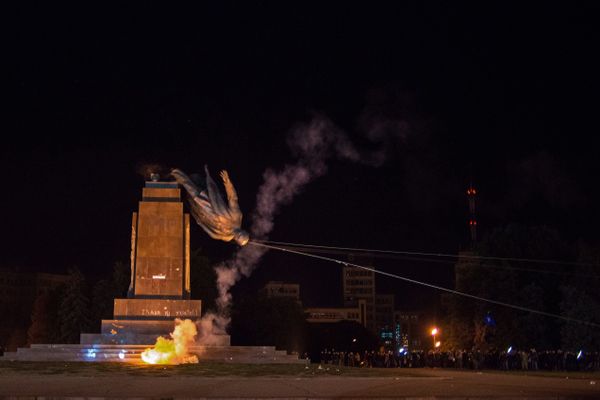 В Харькове снесли памятник Ленину