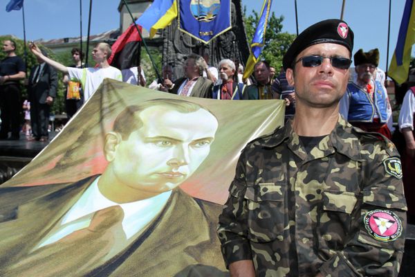Представитель Конгресса украинских националистов с портретом Степана Бандеры Представитель Конгресса украинских националистов с портретом Степана Бандеры