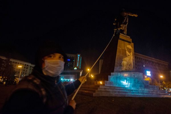 В Харькове снесли памятник Ленину