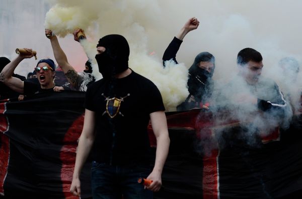 В Харькове футбольные фанаты напали на сторонников федерализации