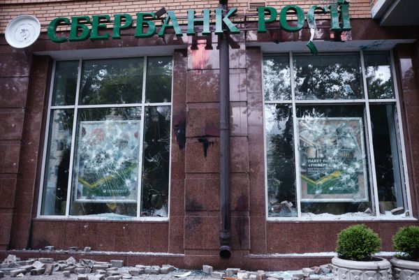 Неизвестные разгромили отделение Сбербанка России в Киеве Неизвестные разгромили отделение Сбербанка России в Киеве