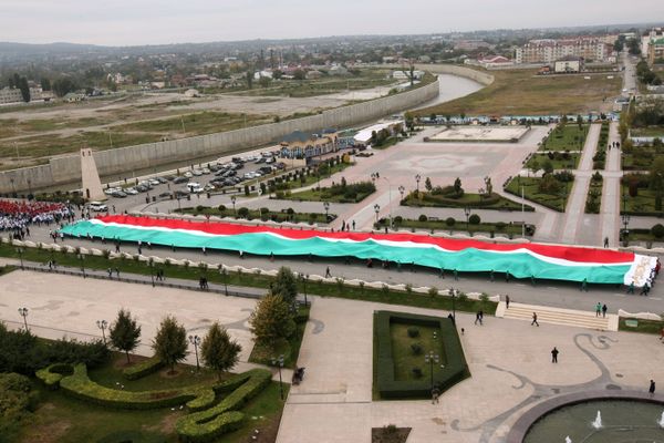 Акция живой флаг в Грозном Акция живой флаг в Грозном
