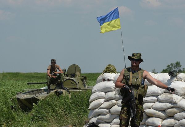 Блокпост украинских военных в населенном пункте Амвросиевка Донецкой области