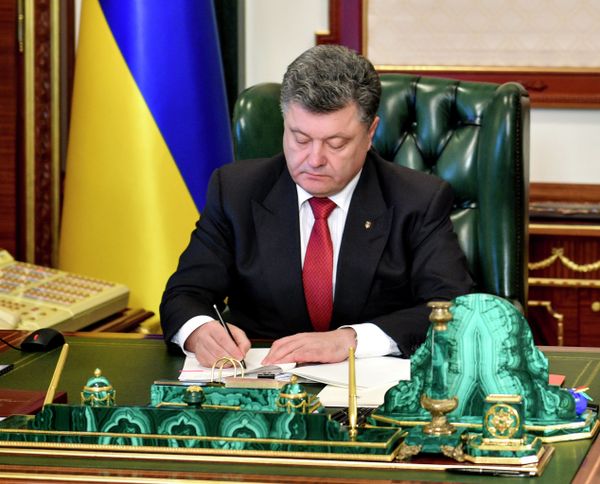 П.Порошенко подписывает Закон о люстрации