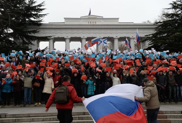 Митинг в поддержку референдума о статусе Крыма в Севастополе