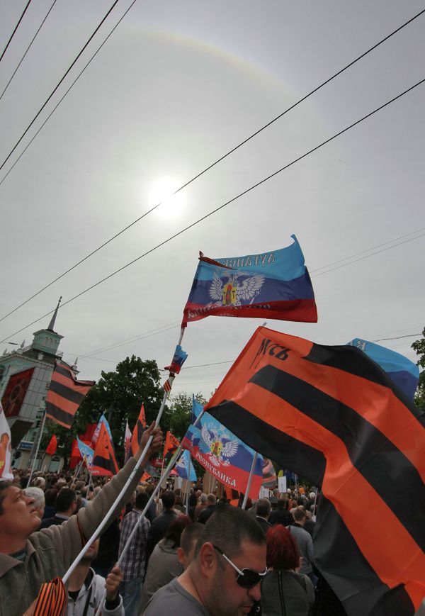 Митинг сторонников федерализации в поддержку референдума в Луганске Митинг сторонников федерализации в поддержку референдума в Луганске