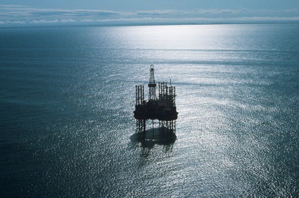 Плавучая буровая установка Ока в Охотском море