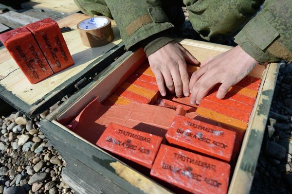 Военные ликвидируют ледовые заторы на реке Бия Военные ликвидируют ледовые заторы на реке Бия
