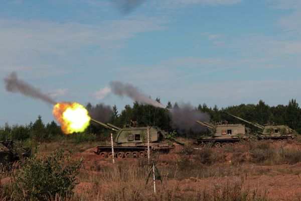 Тактические учения с боевой стрельбой артиллерийских частей и соединений Западного военного округа на Лужском военном полигоне в Ленинградской области