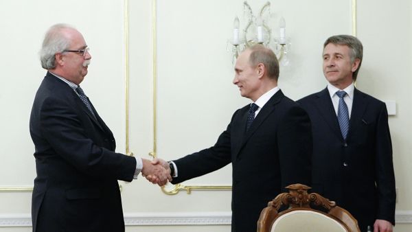 Подписание меморандумов главами Total и НОВАТЭК в присутствии премьер-министра РФ Владимира Путина в Ново-Огарево