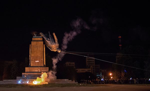 В Харькове снесли памятник Ленину В Харькове снесли памятник Ленину