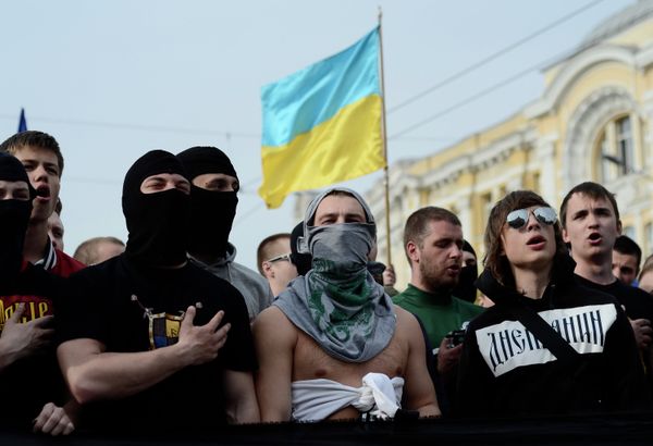 В Харькове футбольные фанаты напали на сторонников федерализации В Харькове футбольные фанаты напали на сторонников федерализации