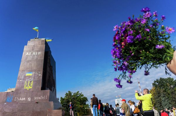 В Харькове снесли памятник Ленину В Харькове снесли памятник Ленину