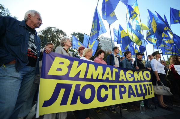 Пикет в поддержку закона о люстрации власти в Киеве Пикет в поддержку закона о люстрации власти в Киеве