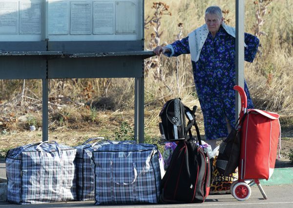 Жители юго-востока Украины на КПП Донецк в Ростовской области