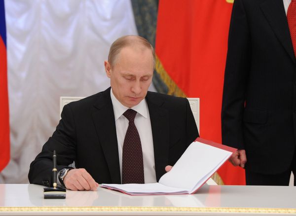 В.Путин подписал Указ об образовании Крымского Федерального округа РФ В.Путин подписал Указ об образовании Крымского Федерального округа РФ