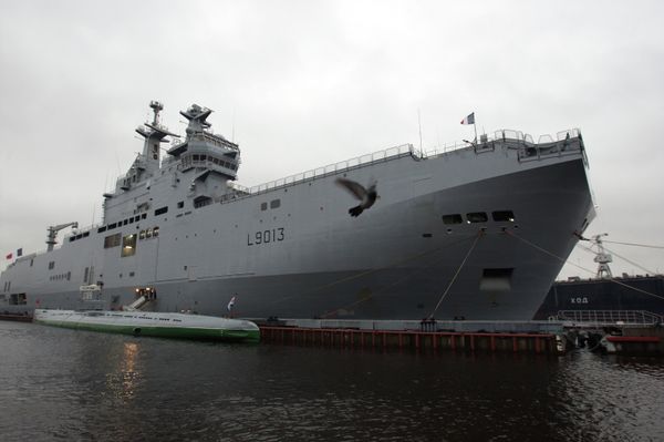 Французский военный корабль-вертолетоносец класса Мистраль в Санкт-Петербурге Французский военный корабль-вертолетоносец класса Мистраль в Санкт-Петербурге