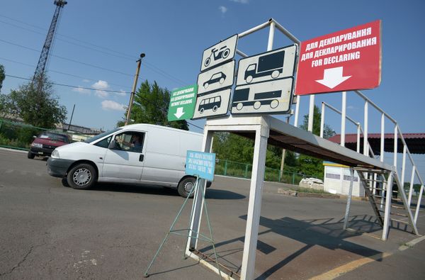 Ополченцы ЛНР на пропускном пункте на границе Луганской области с Россией в районе Червонопартизанска