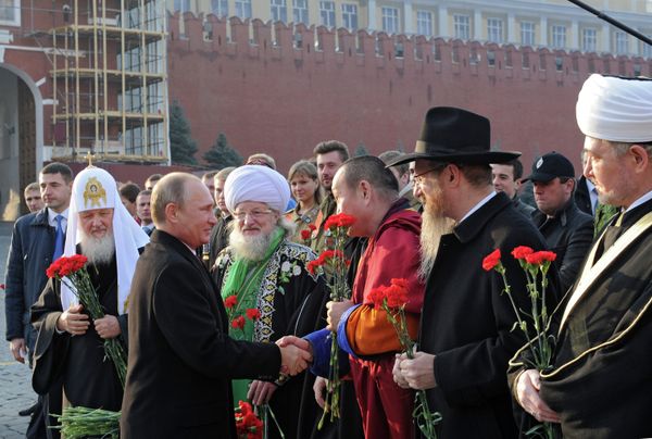 В.Путин возложил цветы к памятнику Минину и Пожарскому на Красной площади