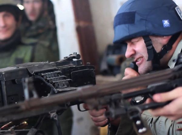 Актер Михаил Пореченков посетил позиции ополченцев в аэропорту Донецка