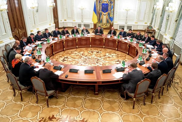 Президент Украины Петр Порошенко провел заседание СНБО Президент Украины Петр Порошенко провел заседание СНБО