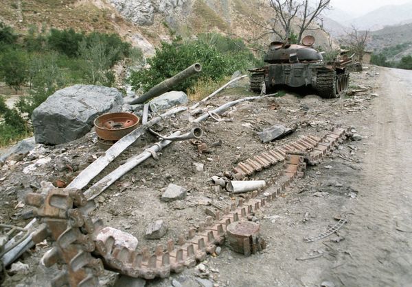 Уничтоженная боевая техника на горной дороге