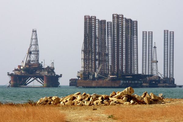 Нефтяные платформы в Каспийском море