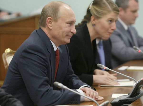 Премьер-министр РФ Владимир Путин и генеральный директор МАГАТЭ Юкия Амано во время встречи в Москве Премьер-министр РФ Владимир Путин и генеральный директор МАГАТЭ Юкия Амано во время встречи в Москве
