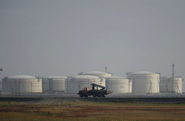 Нефтянные хранилища на побережье Карского моря