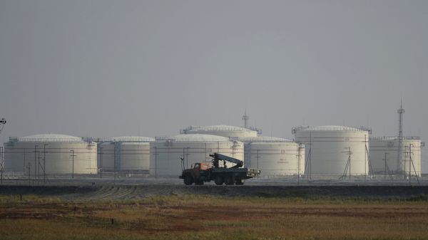 Нефтянные хранилища на побережье Карского моря