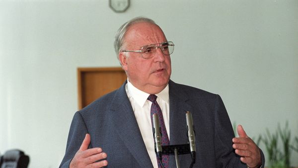 Гельмут Коль во время пресс-конференции в Москве