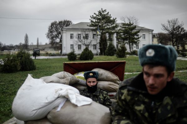 Переговоры украинских военных с представителями самообороны Севастополя на территории аэродрома Бельбек Переговоры украинских военных с представителями самообороны Севастополя на территории аэродрома Бельбек