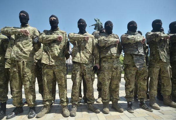 Бойцы батальона “Азов” приняли присягу в Киеве перед отправкой на Донбасс Бойцы батальона “Азов” приняли присягу в Киеве перед отправкой на Донбасс