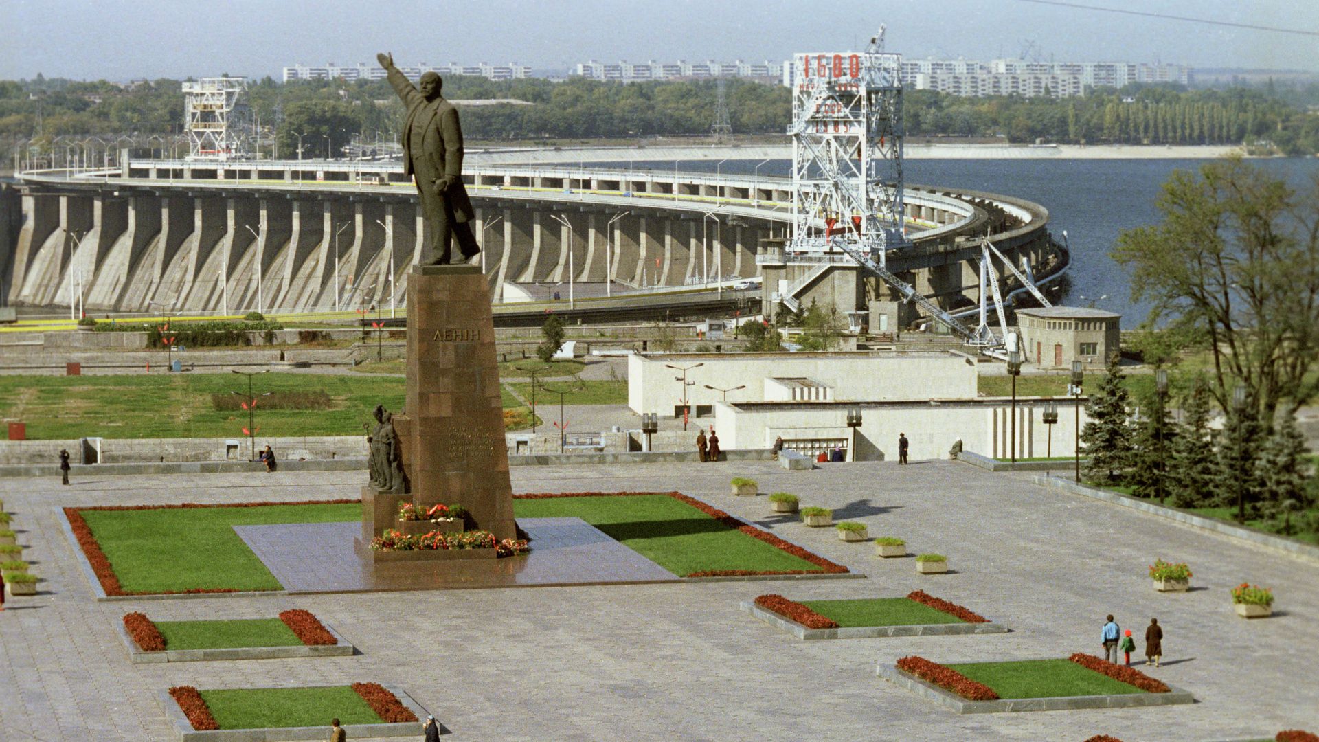 Вид на плотину Днепрогэс и памятник В.И. Ленину Вид на плотину Днепрогэс и памятник В.И. Ленину - РИА Новости, 1920, 13.10.2023